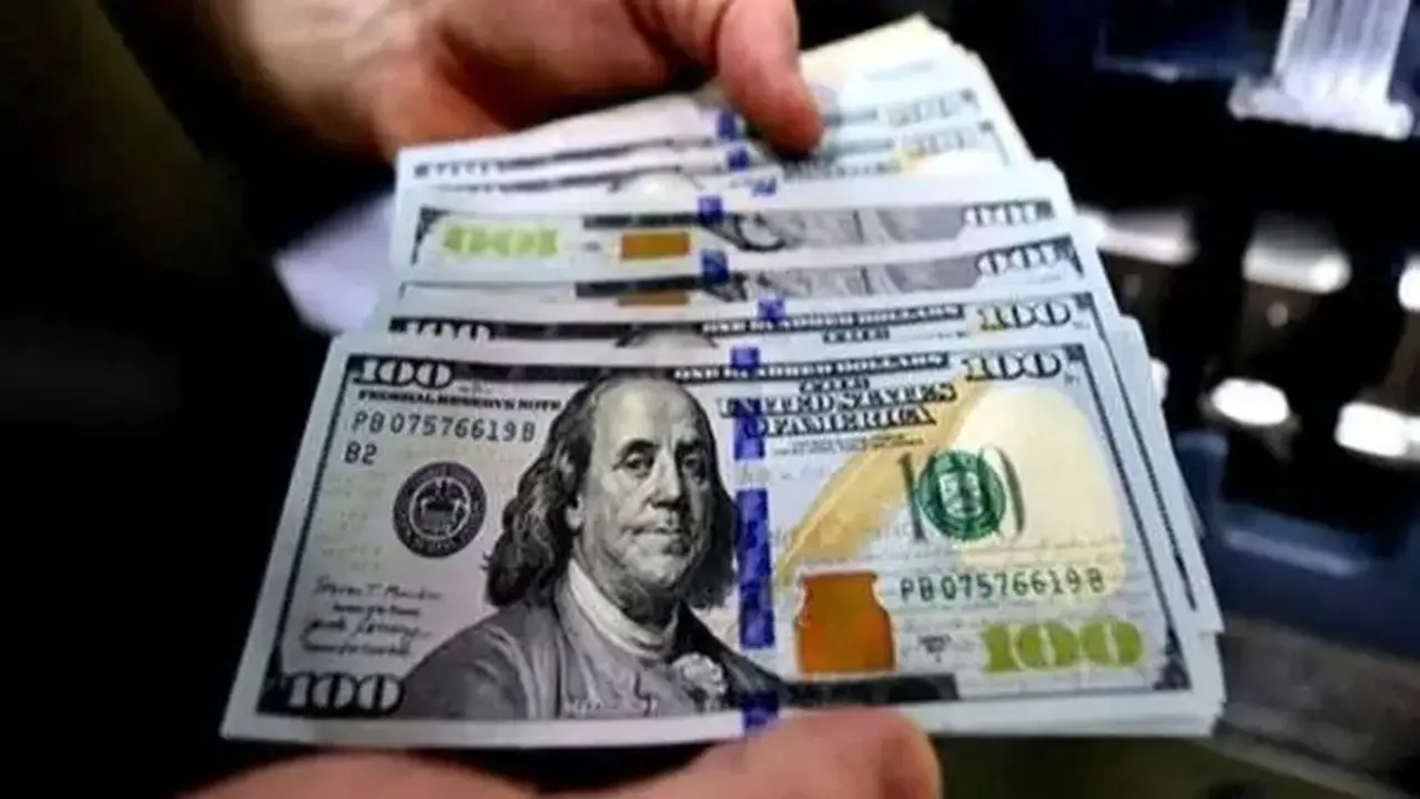 تراجع جماعي لأسعار الدولار في البنوك المصرية تحت 50 جنيهاً
